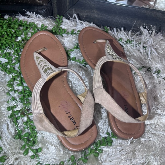 -🌼3/$30🌼Wet Seal Tan Studded Detail Flats/Sandals Size 9 - Picture 4 of 11